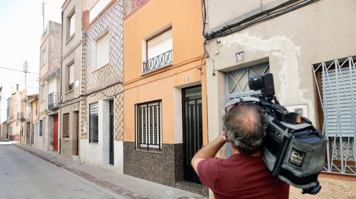 Un cámara toma imágenes en la casa donde vívía el bebé muerto con sus padres en Almassora