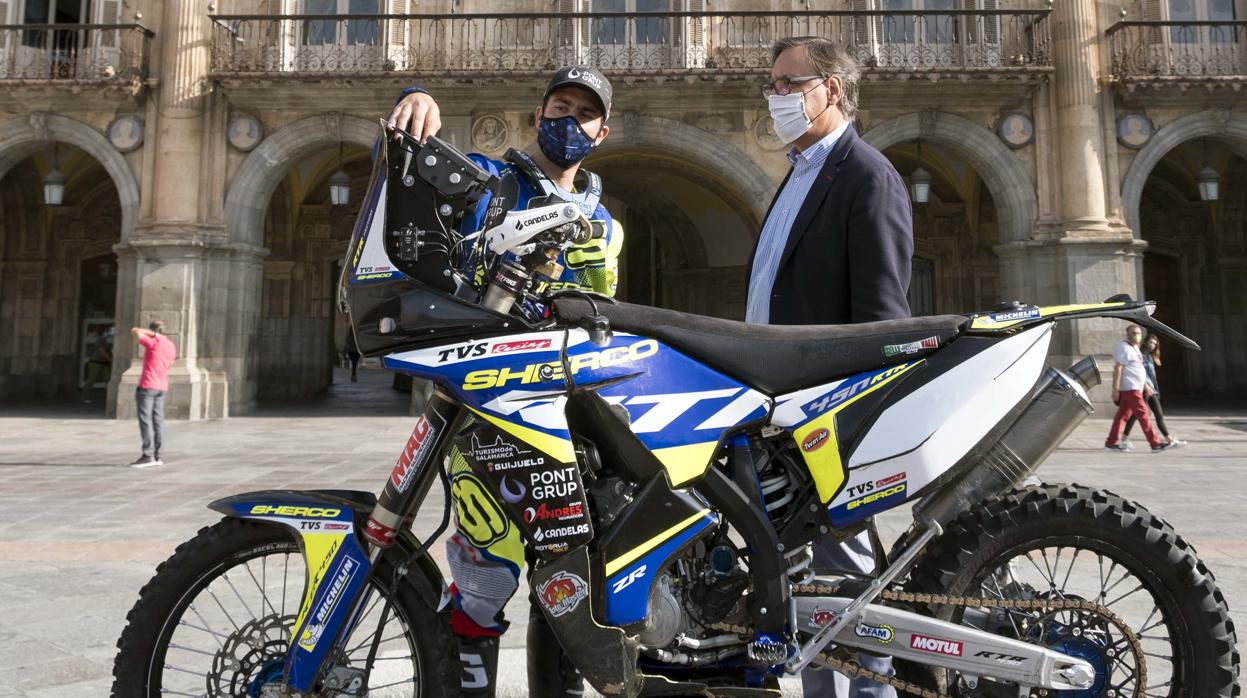 El piloto Lorenzo Santolino, junto al alcalde de Salamanca