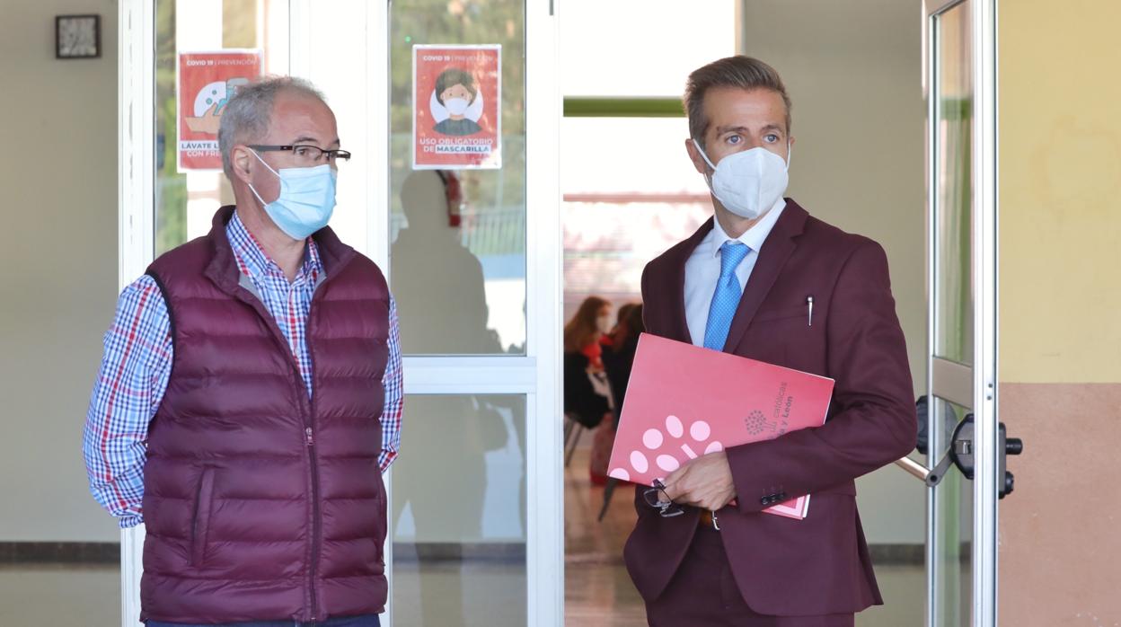 Leandro Roldán, secretario autonómico de Escuelas Católicas, junto al director de Corazonistas en Valladolid