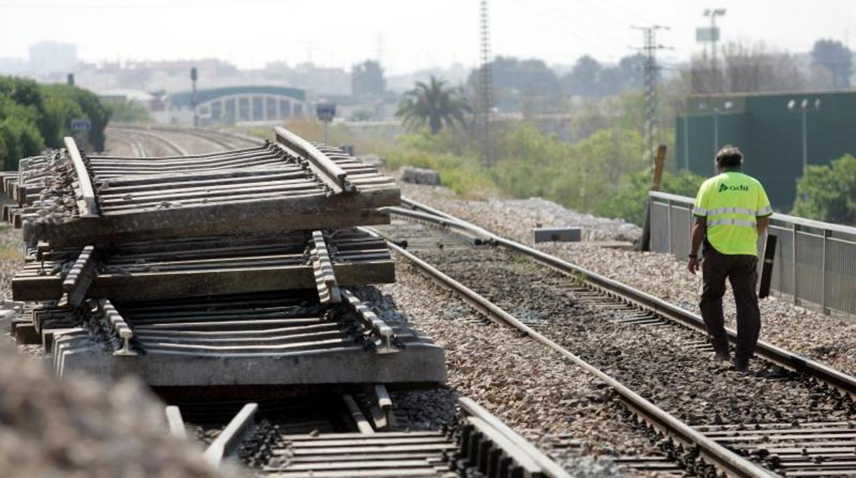 Un trabajador de Adif camina sobre el tendido ferroviario de Cercanías de Valencia