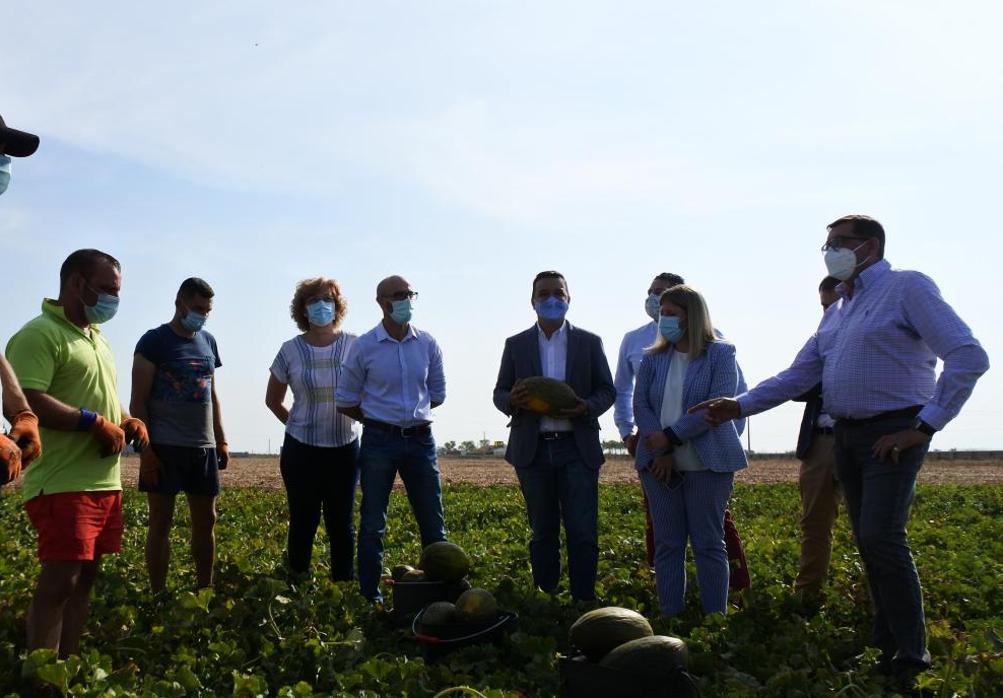 Francisco Martínez Arroyo durante la visita la Cooperativa Santiago Apóstol de Tomelloso