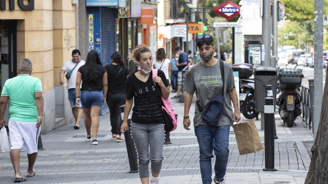 Viandantes junto a la parada de Metro de Nueva Numancia, en Puente de Vallecas