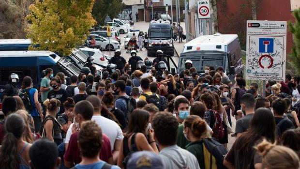 Cargas policiales en el desahucio de un piso propiedad de Oleguer Pujol