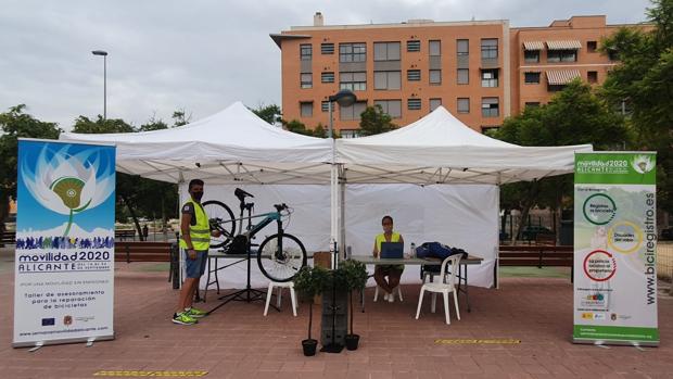 Alicante pone una «matrícula» ultravioleta imborrable a las bicis para frenar los robos