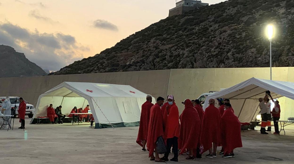 Foto de archivo en la que varios migrantes después de llegar al puerto de Escombrera en Cartagena, Murcia