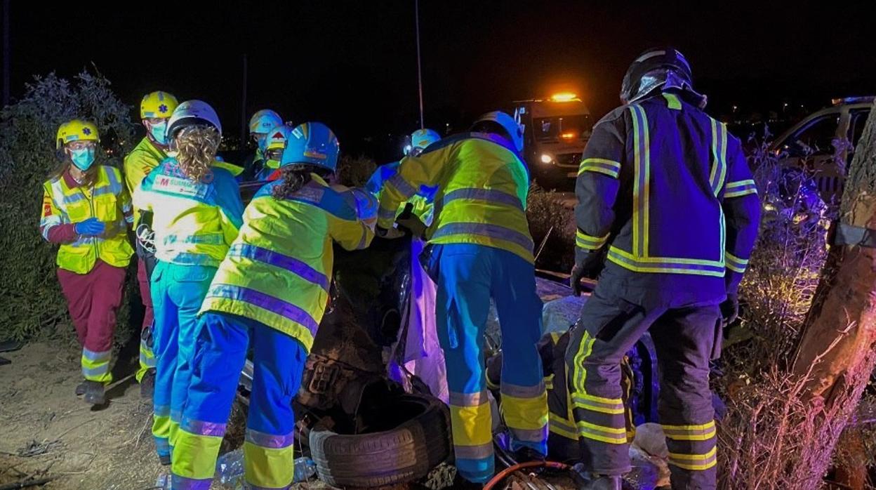 Los servicios de emergencias tuvieron que sacar los cuerpos del amasijo de hierros