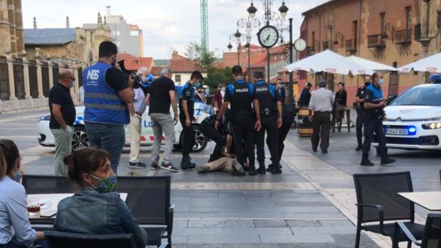 Detenido en plena calle un hombre que atemoriza el centro de León con una furgoneta