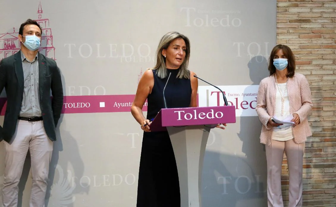 La alcaldesa de Toledo, Milagros Tolón, explica este jueves la llegada de la fibra óptica al Casco Histórico