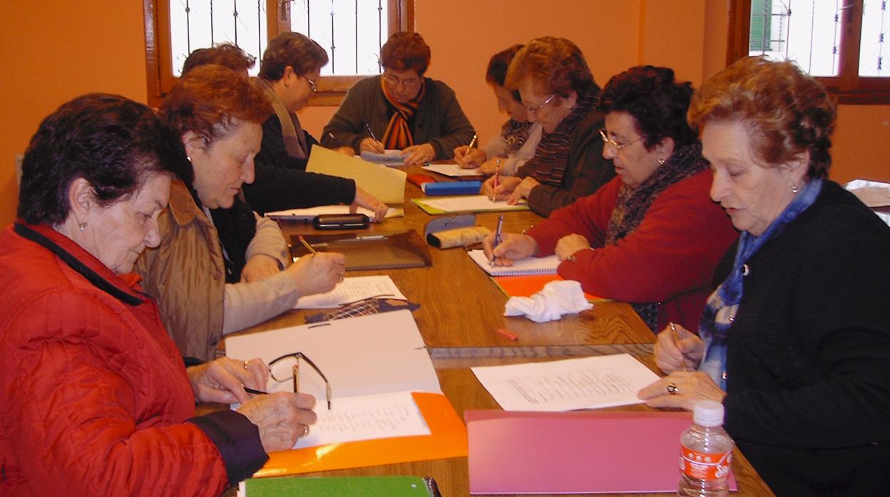 Alumnas durante un taller de memoria en el centro de educación de adultos de Vierlas