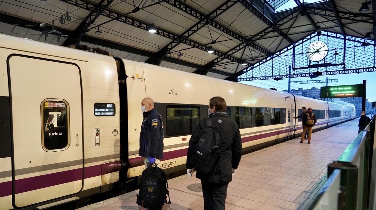 Tren AVE Madrid-León en una parada en la estación de Valladolid