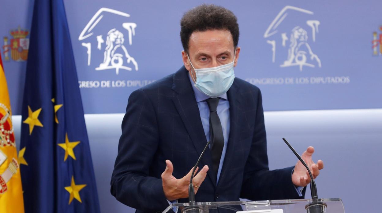El portavoz adjunto de Ciudadanos, Edmundo Bal (c) durante la rueda de prensa ofrecida este jueves en el Congreso