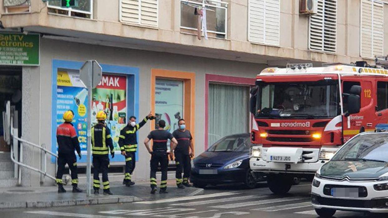 Imagen del domicilio en el que los Bomberos han encontrado el cadáver de un hombre