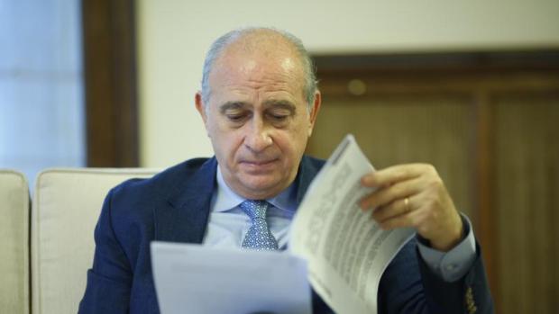 El juez cita a Fernández Díaz el 30 de octubre como imputado por el espionaje a Bárcenas y libra a Cospedal