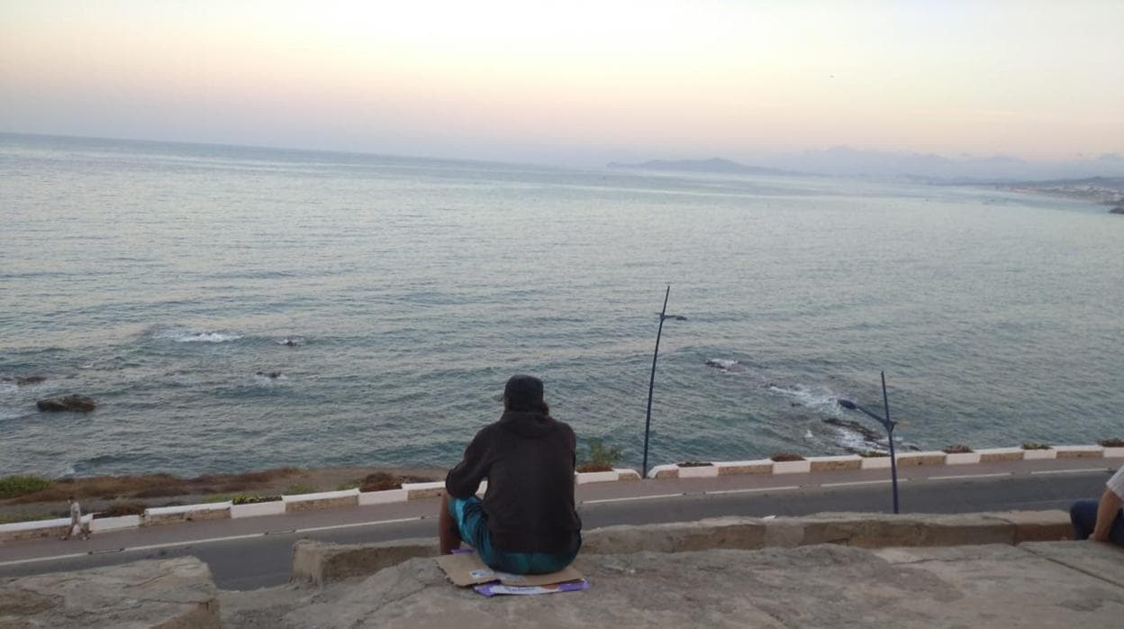 Un joven marroquí espera su oportunidad para echarse a la mar