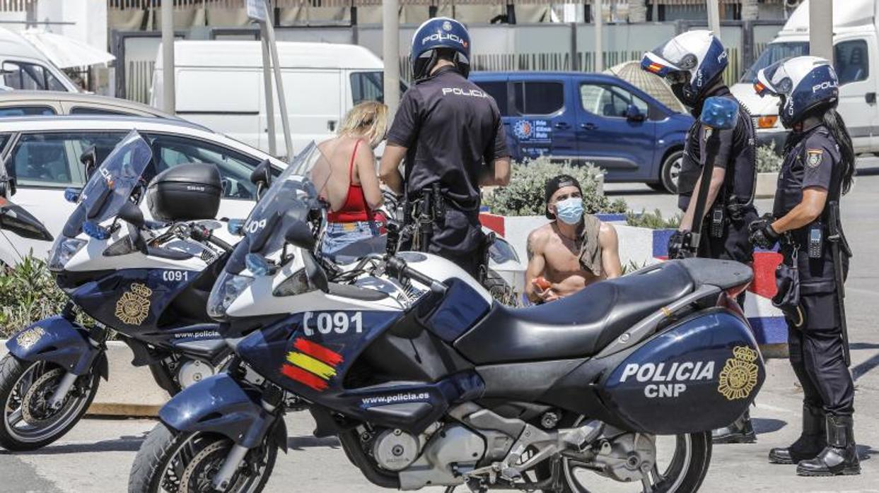 Agentes de la Policía Nacional de Valencia realizando controles