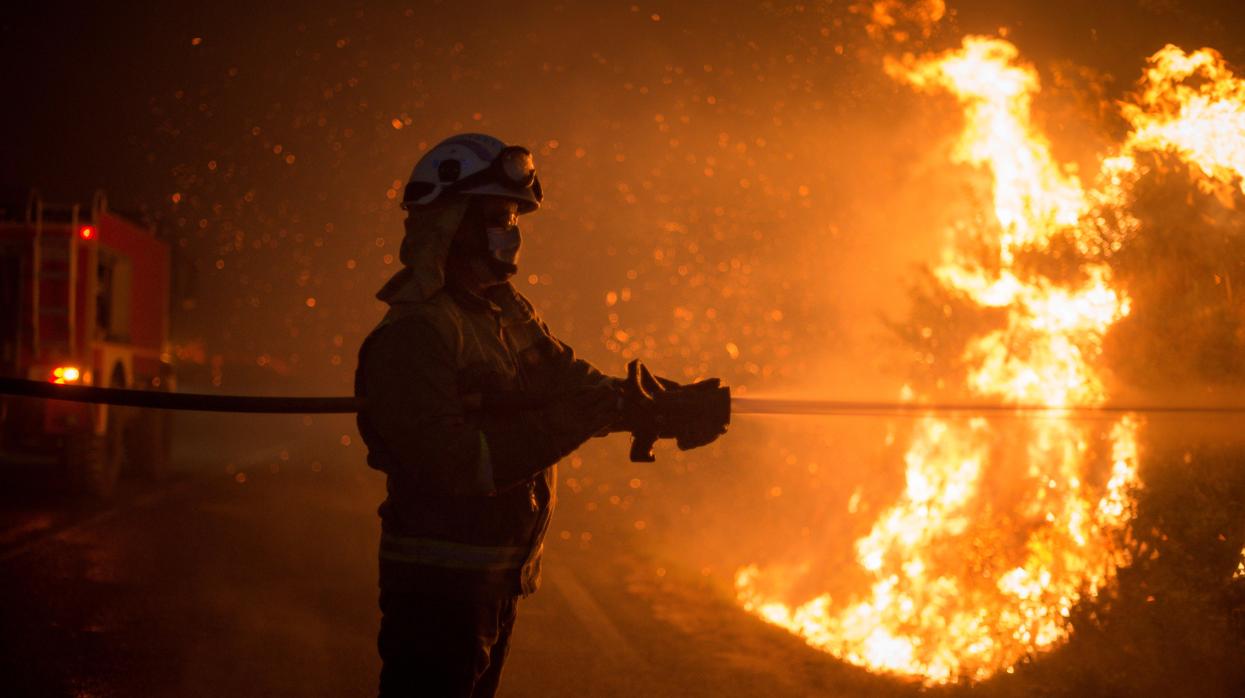 Un bombero ayuda en las labores de extinción de un fuego esta semana en Orense