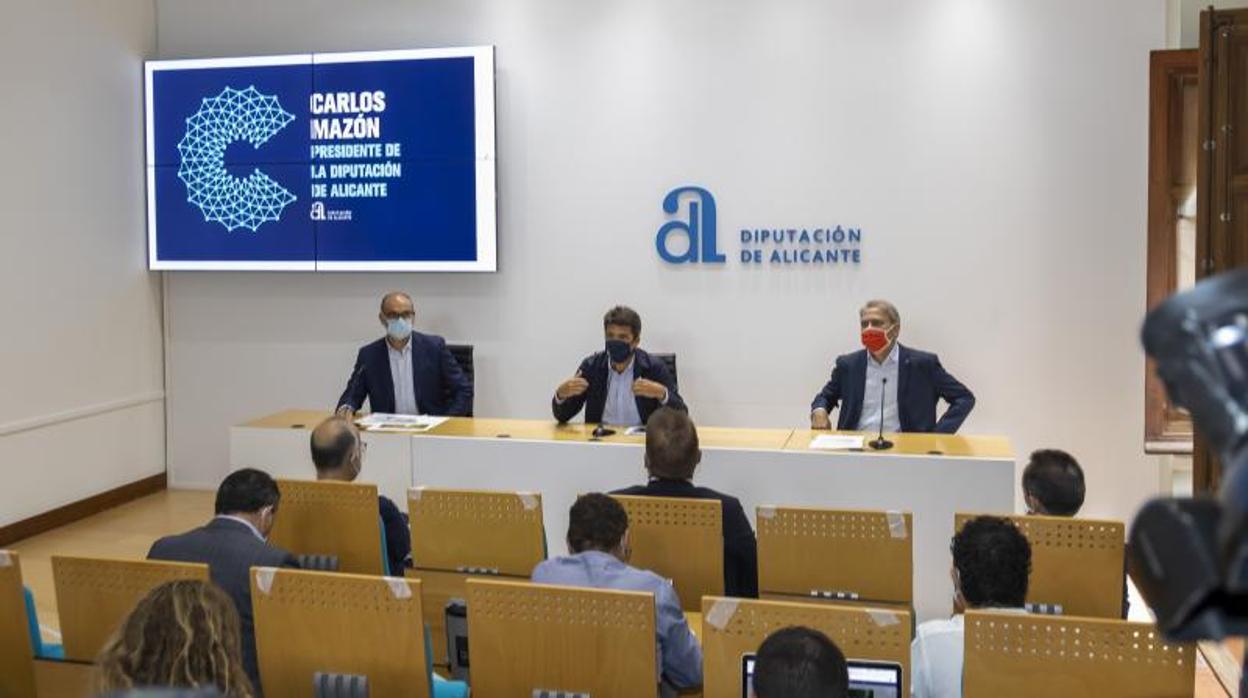 El presidente de la Diputación, Carlos Mazón, flanqueado por los rectores de las dos universidades, en la presentación del proyecto CENID