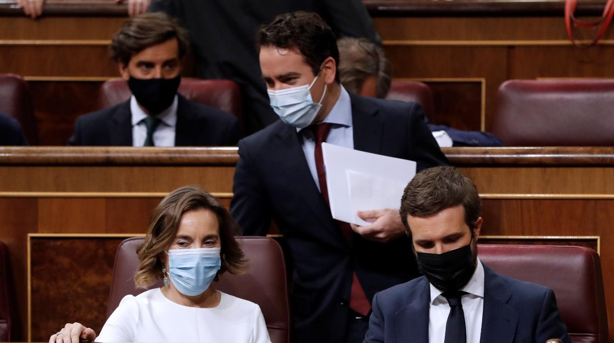 Cuca Gamarra, junto a Pablo Casado, con Teodoro García Egea detrás, en el Pleno del Congreso