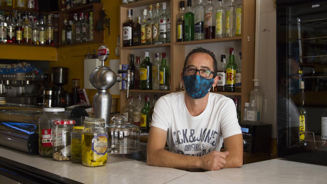 Óscar García tras la barra de El Viejo, en Zamora