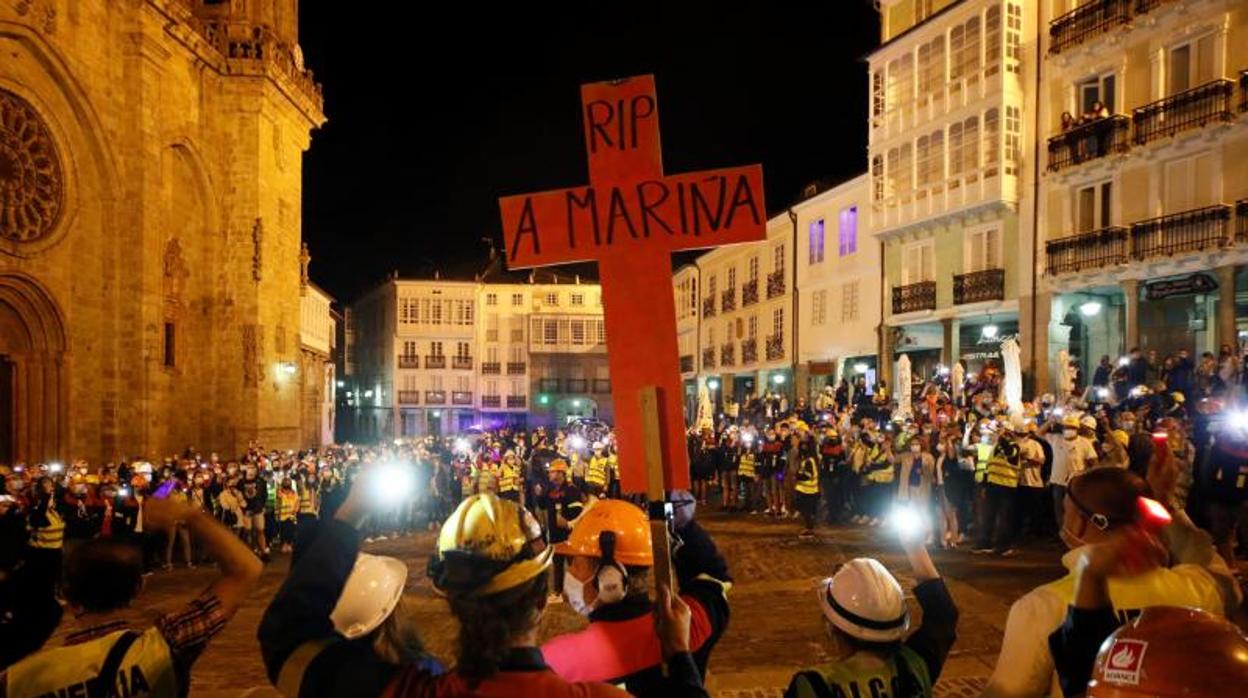 Trabajadores de Alcoa este fin de semana en una protesta nocturna en Mondoñedo