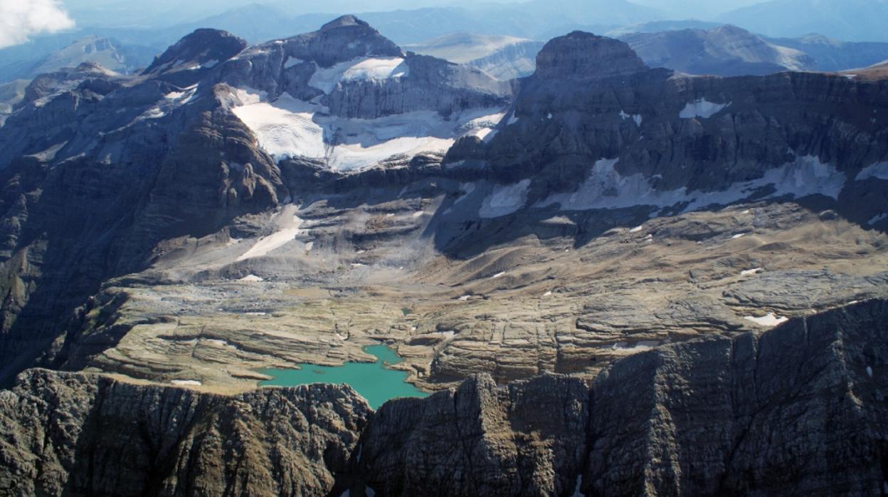 Aguas del ibón Marboré, en el Pirineo oscense. En su ssedimentos, los científicos han hallado altas concentraciones de plomo de hace miles de años