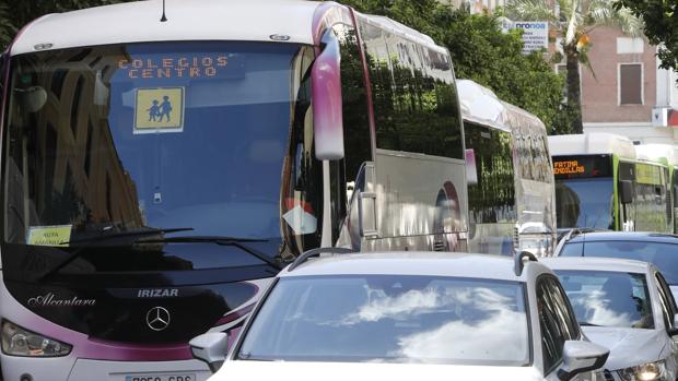 Ayuso desdobla 90 rutas para trasladar seguros a los alumnos de educación especial