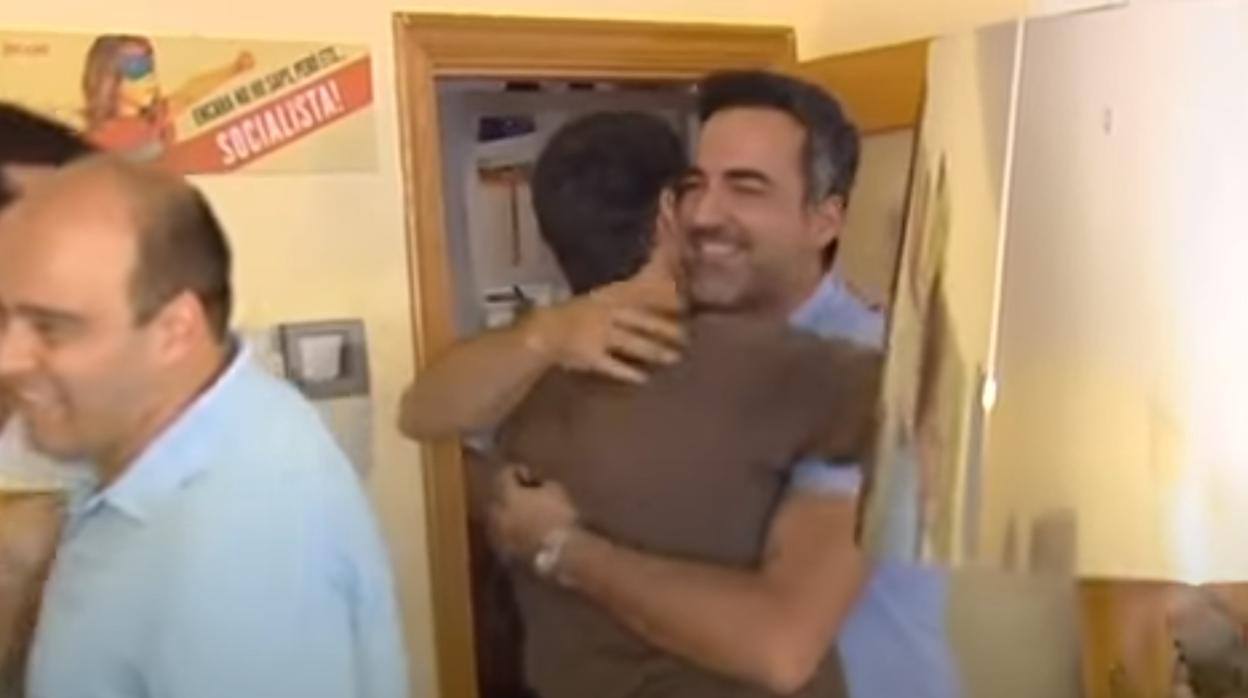 Pedro Sánchez, de espaldas, abraza a Ignacio Carnicero en un vídeo de una de sus campañas