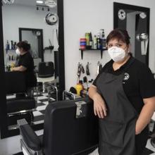Maritza Pinto, en su peluquería de la acera de los pares de Alcalá