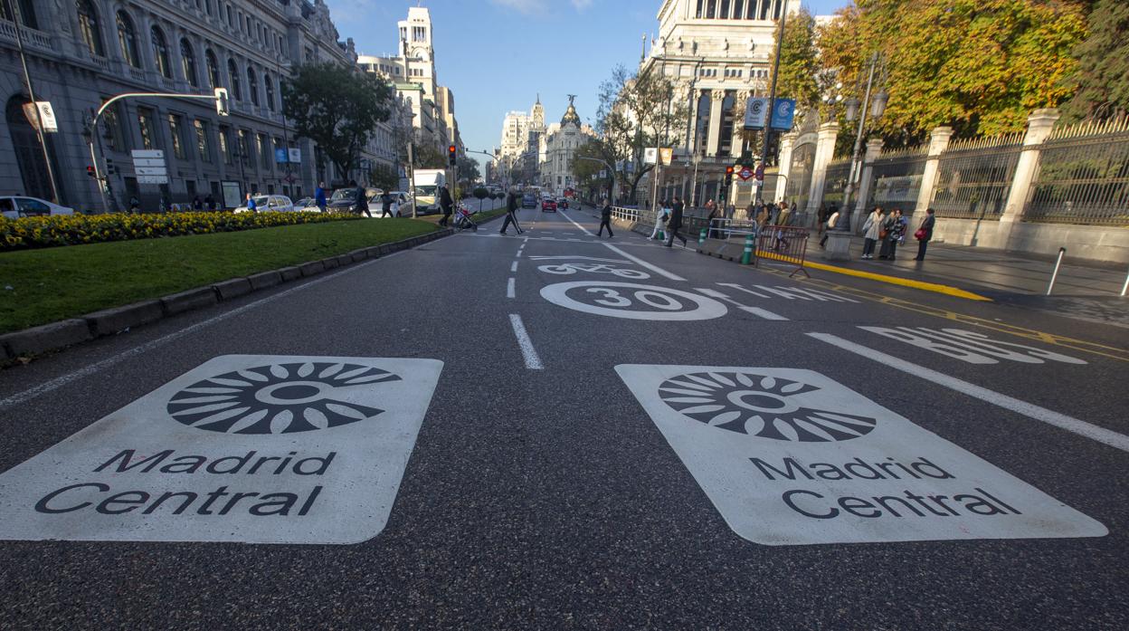 Carteles en la calzada de Madrid Central, en la época en que estuvo en vigor