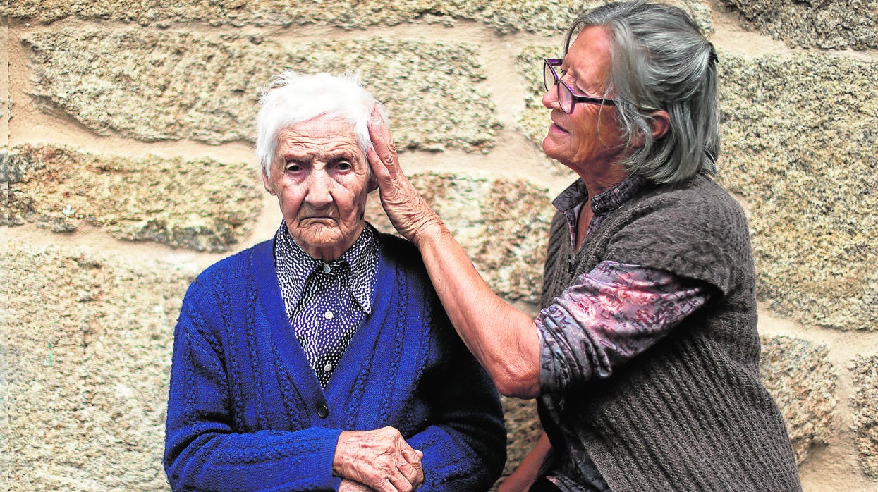 Dos mujeres en el municipio orensano de Chandrexa de Queixa