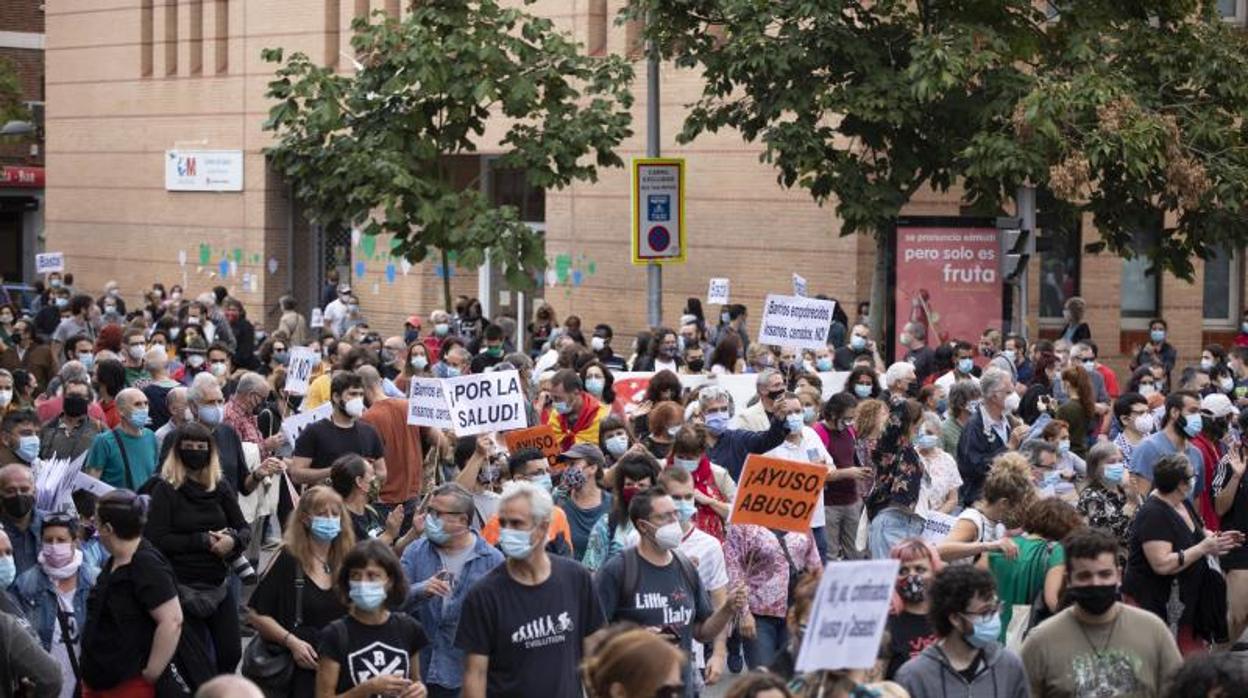 Protestas vecinales en Vallecas, frente a la Asamblea de Madrid, contra las nuevas restricciones sanitarias