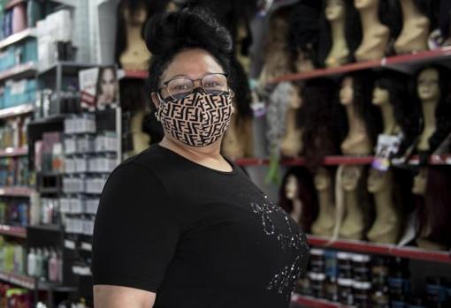 Wendy Foster, ayer, en su establecimiento de cosmética capilar