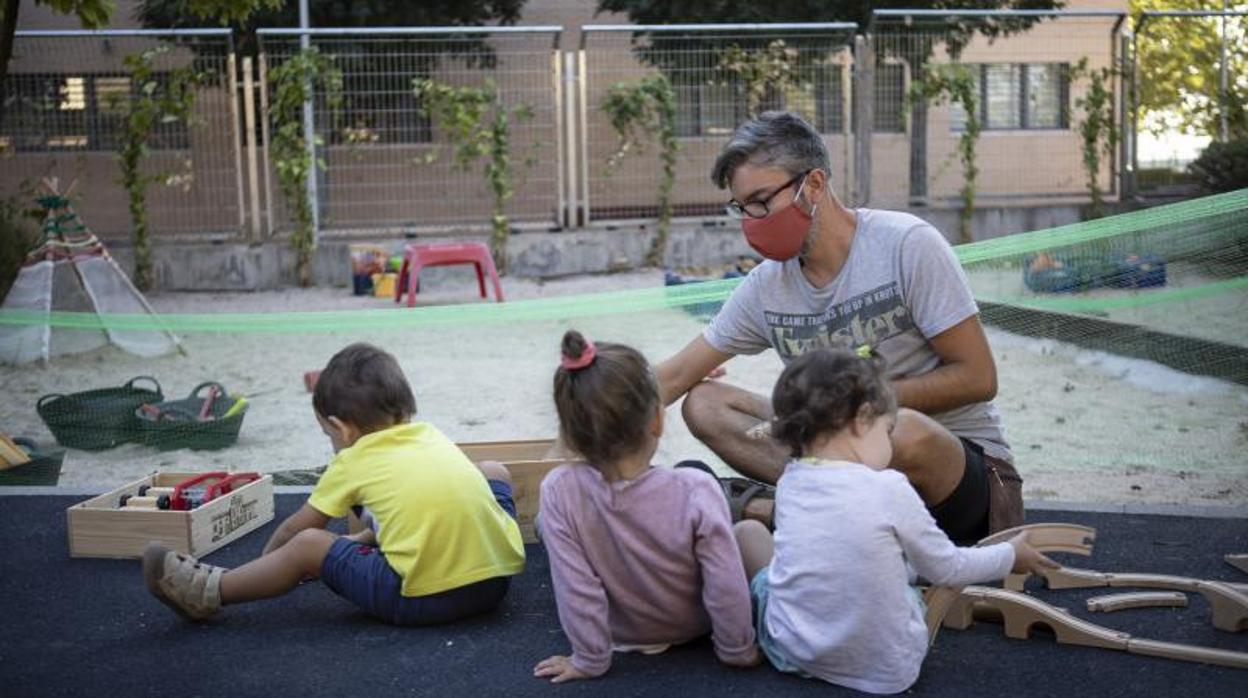 Unos niños juegan en el patio de una de las escuelas infantiles de la red municipal