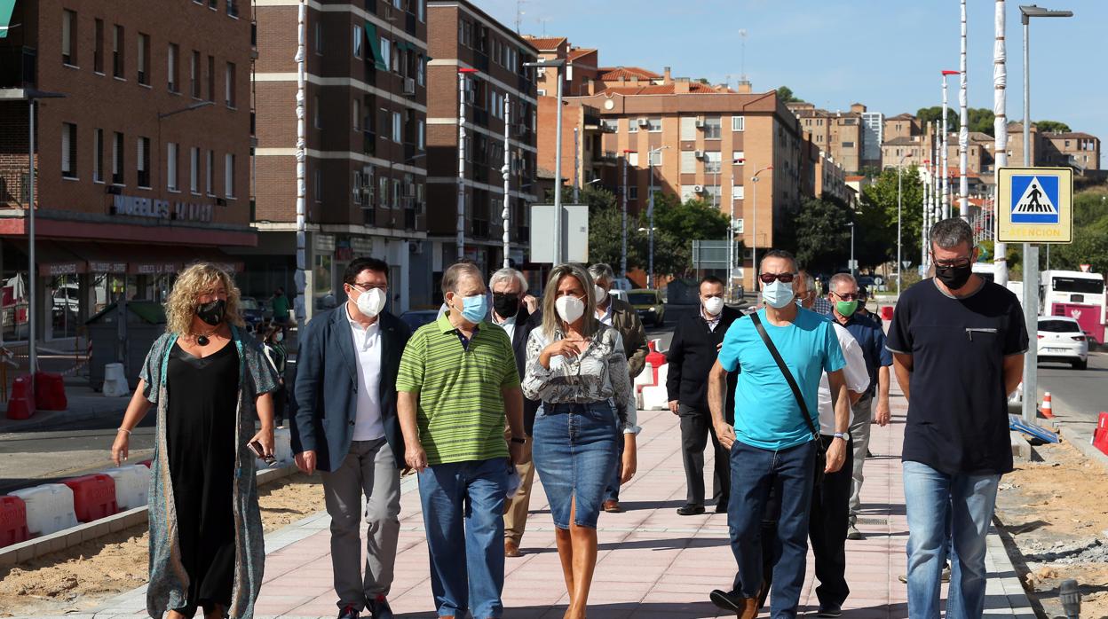 La alcaldesa y concejales durante la visita al Paseo de la Rosa