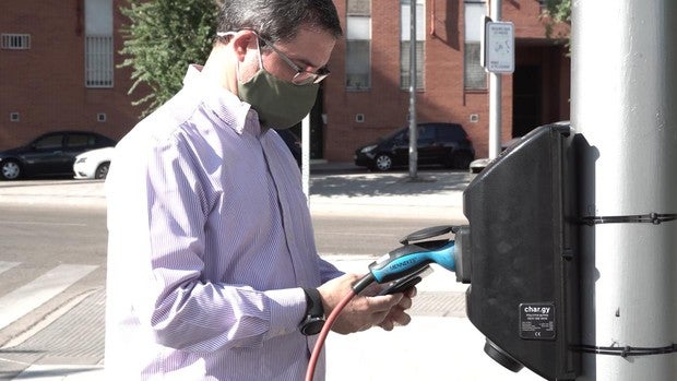 Madrid ensaya la movilidad del futuro: pago por voz del parquímetro o la recarga del coche en farolas