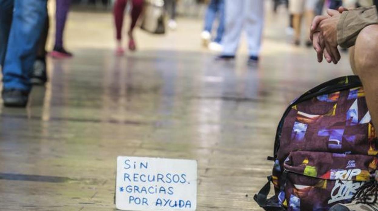 Imagen de archivo de una persona que pide limosna en las calles de Alicante