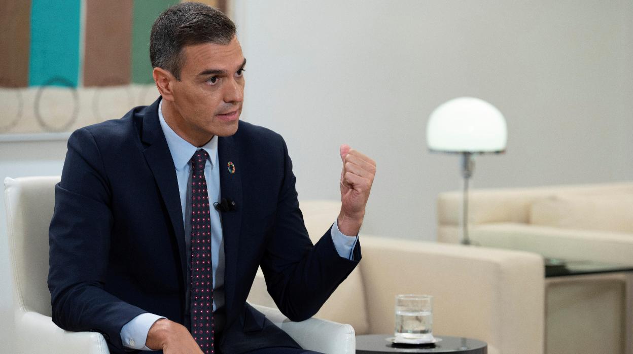 El presidente del Gobierno, Pedro Sánchez, durante la entrevista que ha ofrecido a la cadena de televisión «La Sexta», esta noche en el Palacio de la Moncloa