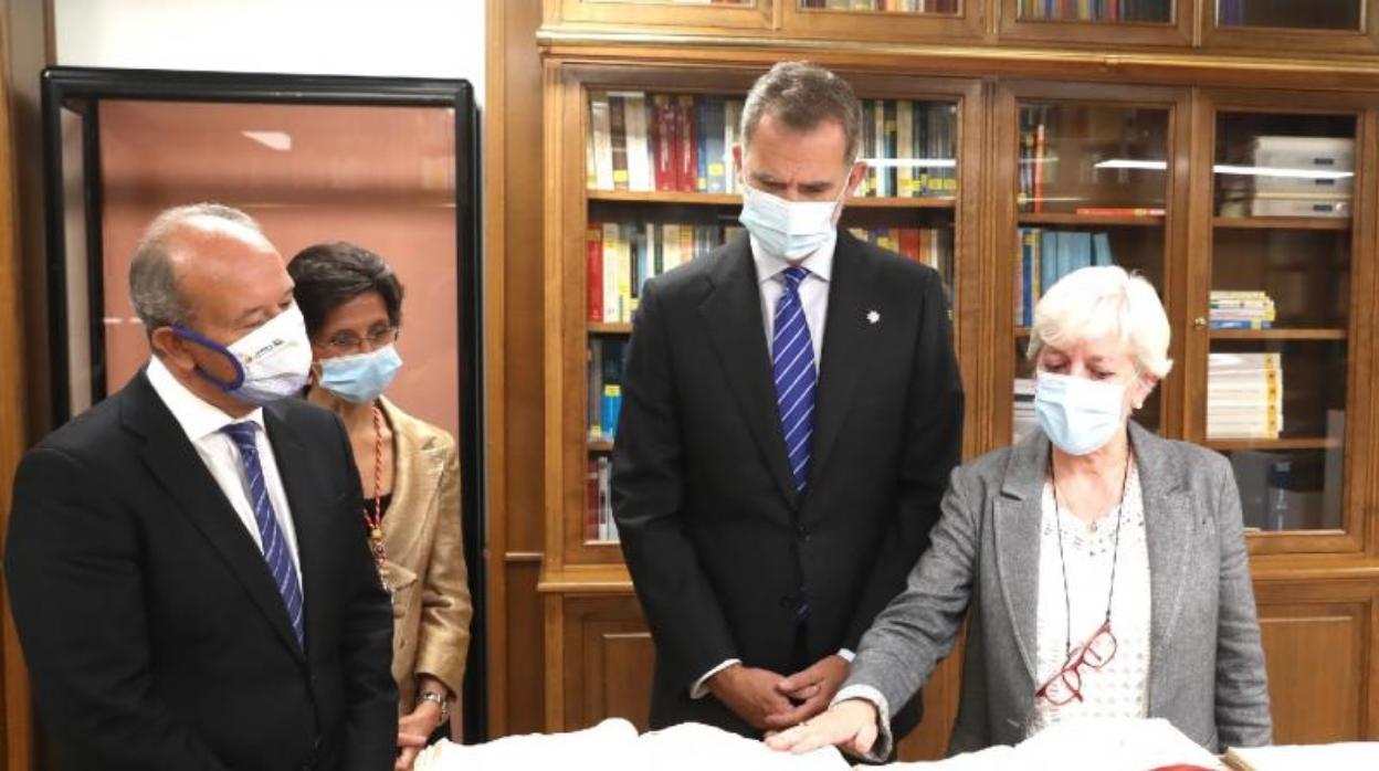 El Rey Felipe con el ministro de Justicia en el Tribunal de Cuentas/ Asociación de jueces pide que se explique porqué no acude el Rey