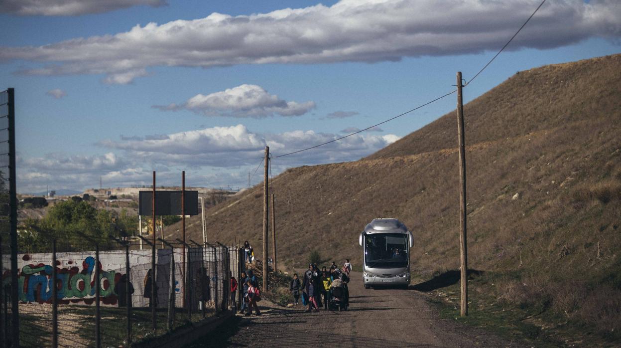 Un autocar escolar, en la Cañada Real