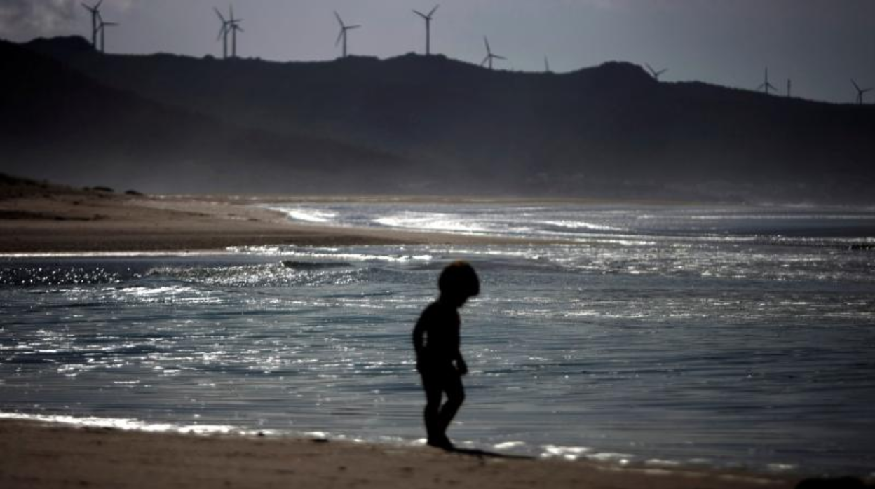 Un niño en la playa, en Laxe