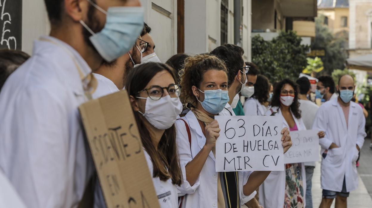 Imagen de este lunes de la huelga de los Médicos Residentes Internos en Valencia en la que reclamaban sus derechos en estos tiempos de coronavirus