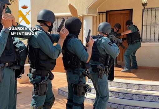 Agentes de la Guadia Civil en el operativo antidroga en Alicante