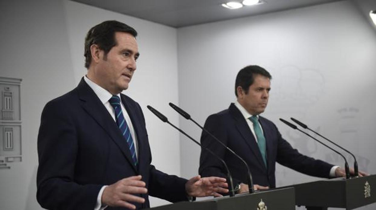 El presidente de CEOE, Antonio Garamendi (izda) junto a su homólogo de Cepyme , Gerardo Cuerva -