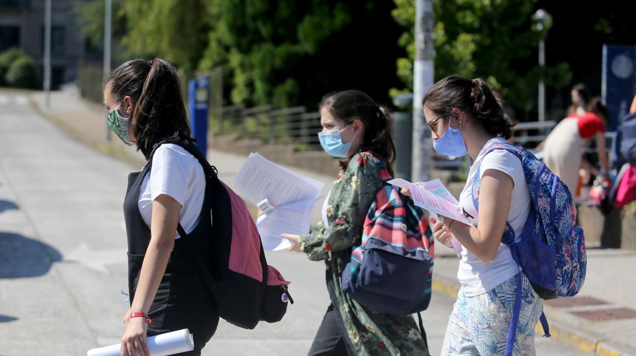 Estudiantes en un campus compostelano