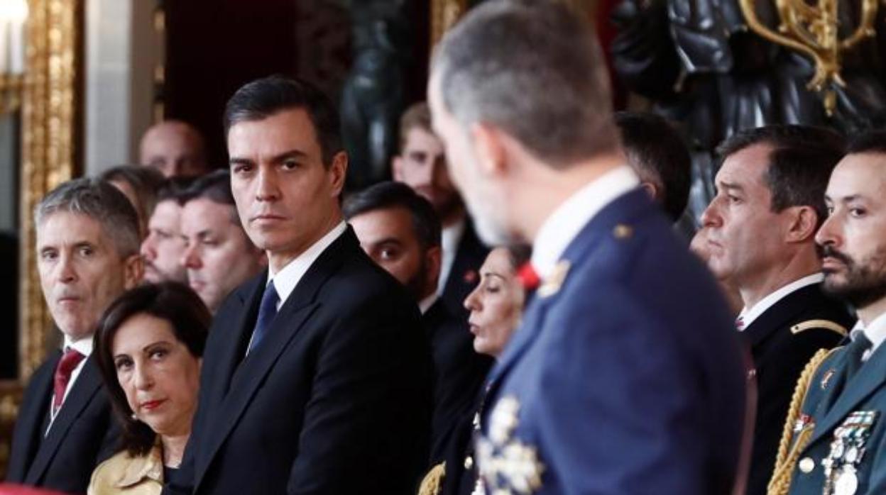 Sánchez observa al Rey