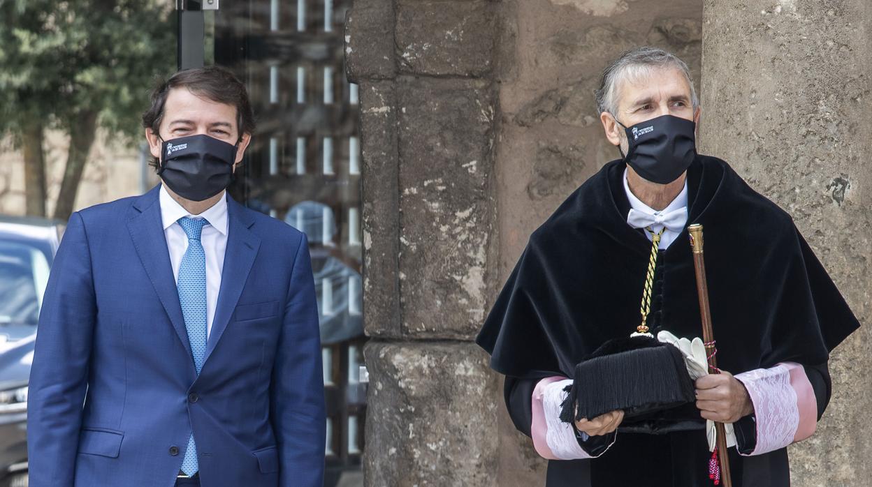 El presidente de la Junta de Castilla y León, Alfonso Fernández Mañueco, y el rector de la Universidad de Burgos, Manuel Pérez