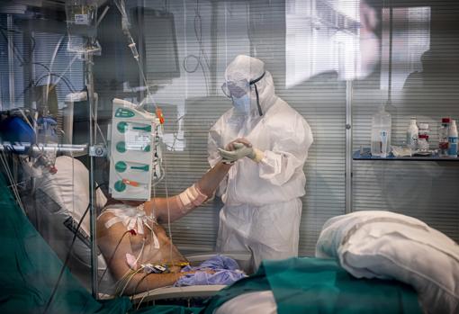 Imagen tomada durante la primera oleada de la pandemia en el Hospital Arnau de Vilanova (Valencia)