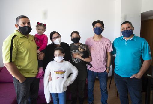 La familia de Jacqueline y Jonathan vive en un piso con dos habitaciones y un baño