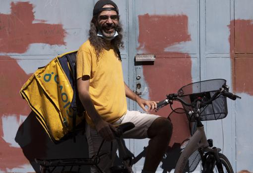 El «rider» Fernando García lleva dos años trabajando como repartidor a domicilio