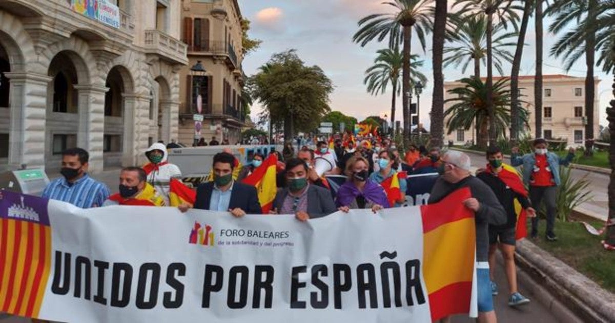 Imagen de la protesta contra Sánchez y Armengol que esta tarde ha recorrido varias calles del casco antiguo de Palma de Mallorca